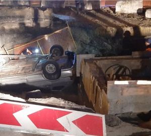 Стали известны подробности аварии с упавшей в котлован легковушкой