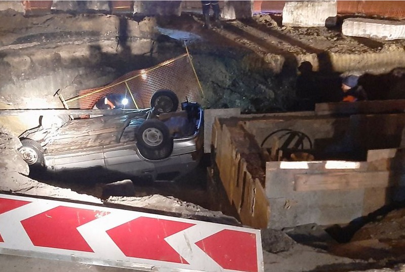 Стали известны подробности аварии с упавшей в котлован легковушкой