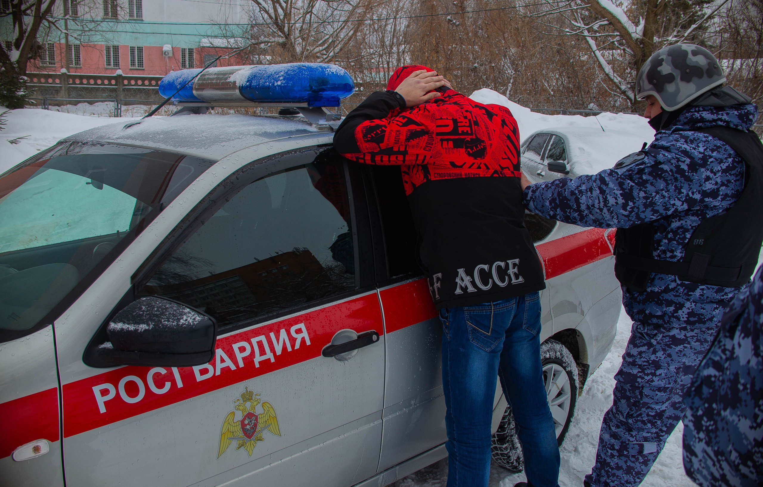 В Пензе автоугонщики попытались вскрыть машину на глазах ее хозяина