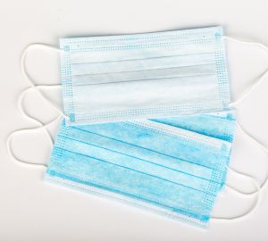 Кому нужно продолжать соблюдать масочный режим? Ответ врача