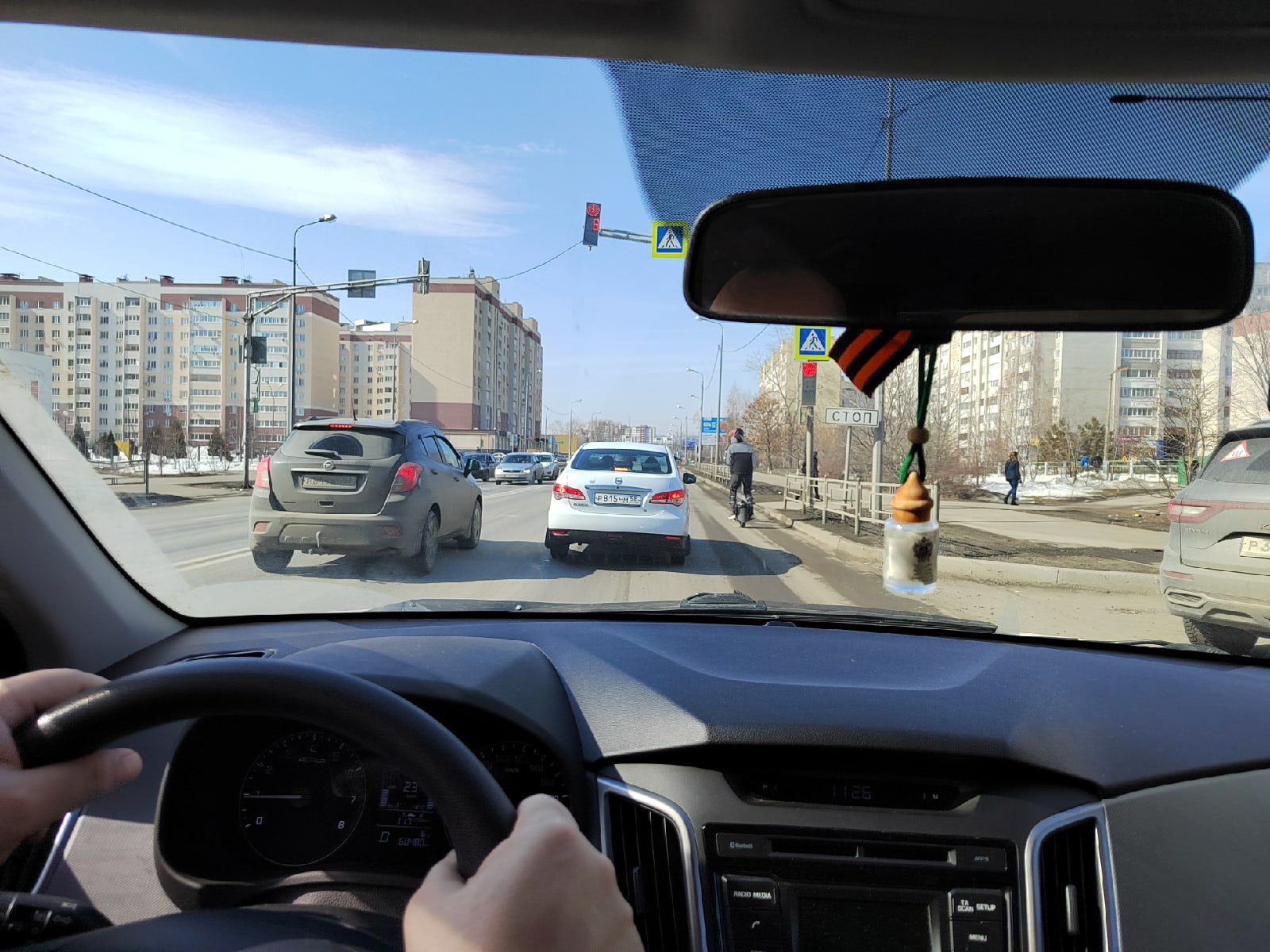 Подростков на моноколесах едва не сбили на Антонова