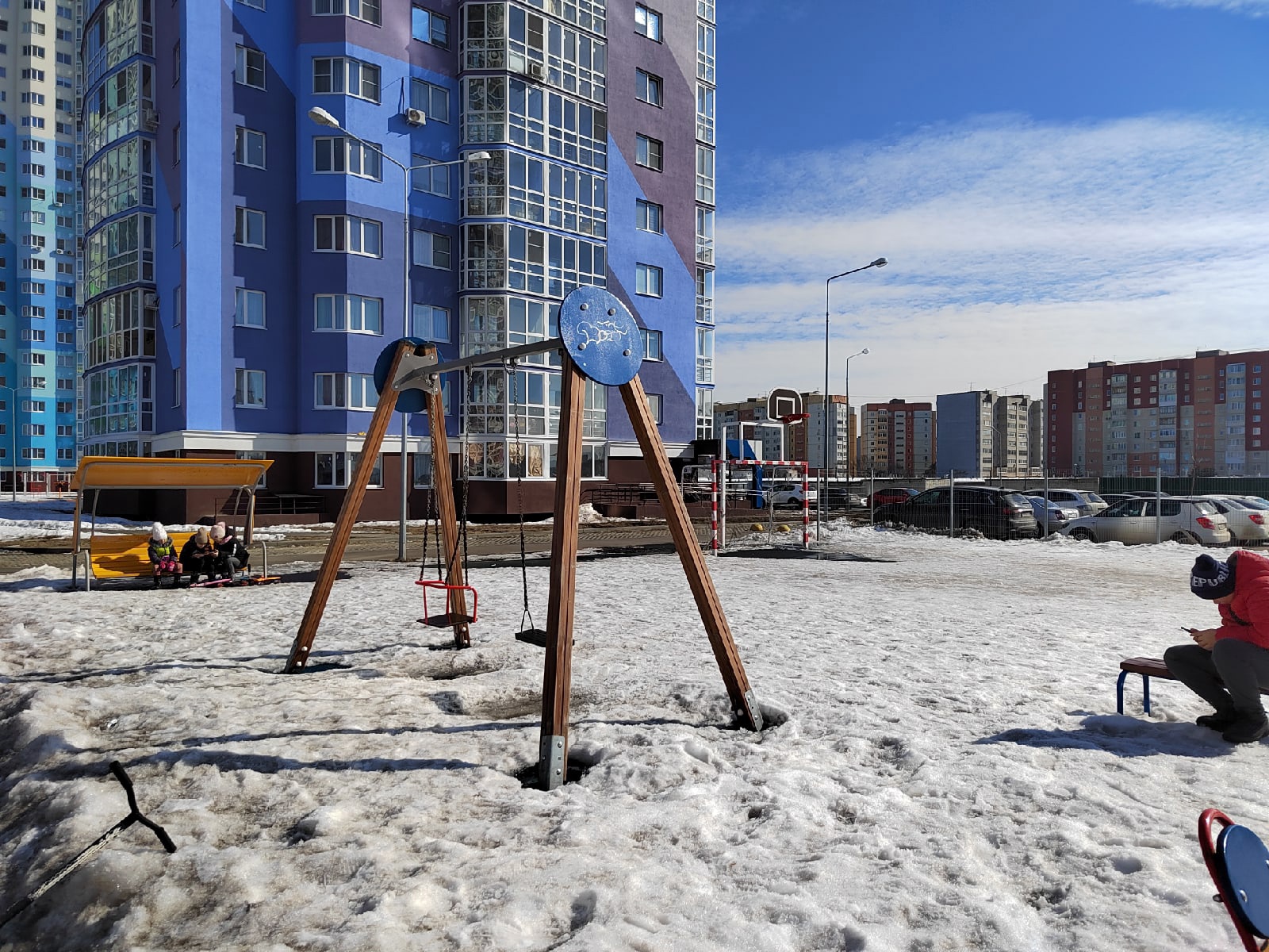 Жители Антонова пожаловались на рваные футбольные ворота во дворе