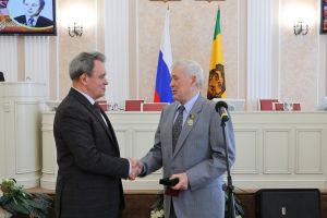 Валерий Лидин вручил высшую награду Заксобра 80-летнему ветерану