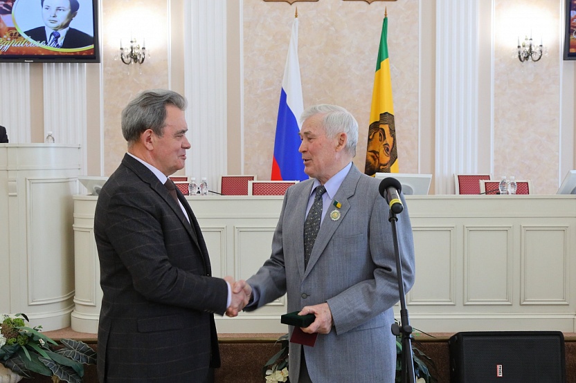 Валерий Лидин вручил высшую награду Заксобра 80-летнему ветерану