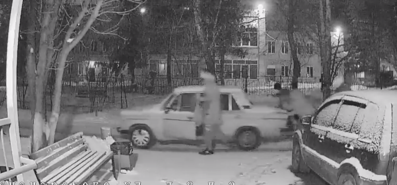 Несколько пензенцев попали на видео, когда катили со двора легковушку