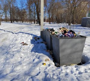 Так и не убрали: жители ГПЗ продолжают жаловаться на мусор