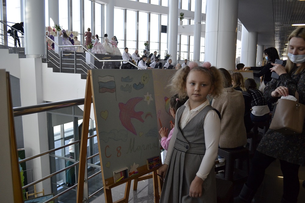 В празднике по случаю 8 марта приняли участие эвакуированные из ДНР и ЛНР