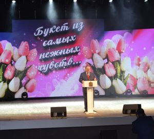 Олег Мельниченко поздравил женщин с 8 марта со сцены ККЗ. Фото