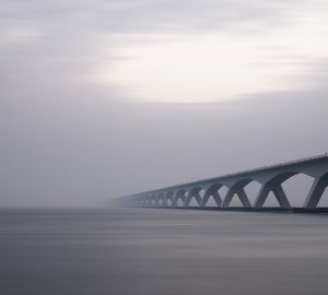 В Кузнецке вандалы сломали металлическое ограждение моста