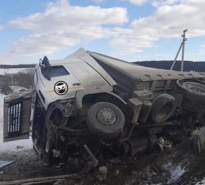 Скользко: в районе Городища грузовик "прилег на бок"
