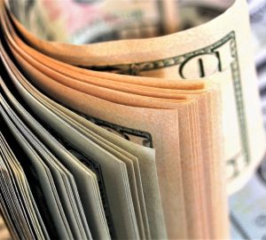 Рубль укрепляется к доллару и евро на 2-3%