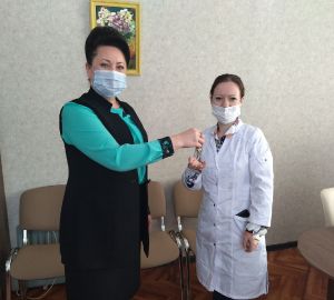 Врач Башмаковской районной больницы получил ключи от служебной квартиры