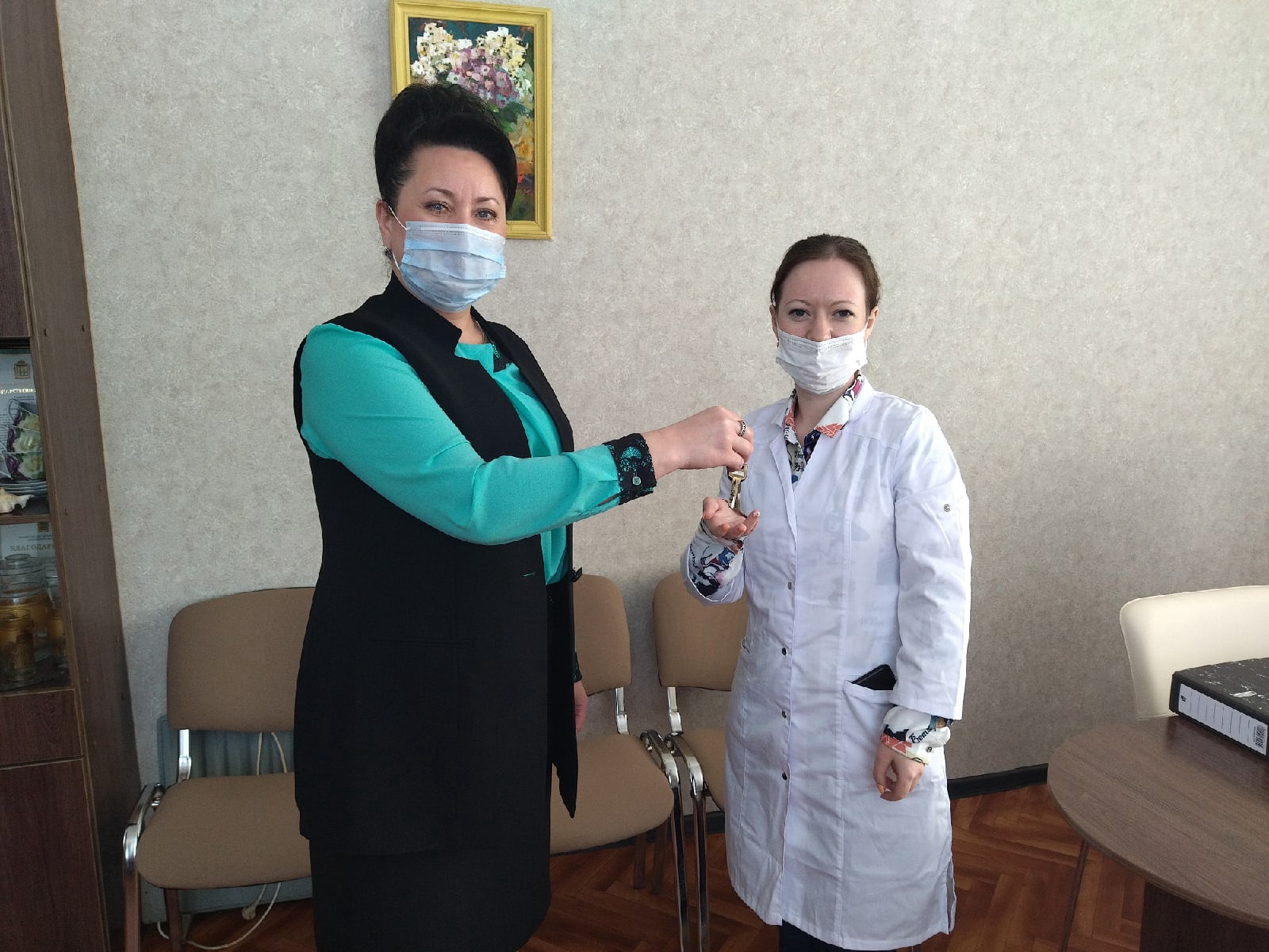 Врач Башмаковской районной больницы получил ключи от служебной квартиры