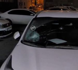 На Антонова хулиганы разбили стекло в магазине и изуродовали 2 авто