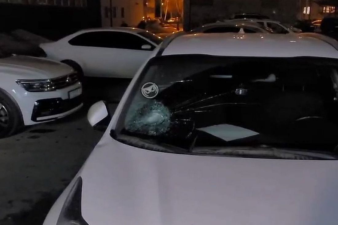 На Антонова хулиганы разбили стекло в магазине и изуродовали 2 авто