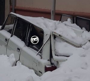 Легковушку, припаркованную у дома, разворотило снежной глыбой