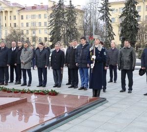 Олег Мельниченко возложил цветы у мемориала в Минске