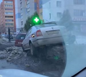 В Терновке легковушка "взлетела" на сугроб