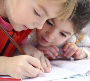 Роспотребнадзор смягчил антиковидные меры в школах