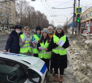 Пензенских автомобилисток поздравили с 8 марта