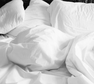 Кузнечанин прятался от судебного пристава под одеялом