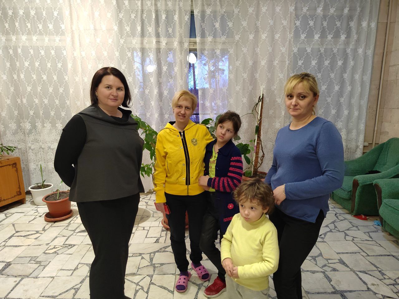 Ольга Чистякова проверила условия работы эвакуированных из Донбасса в магазинах «Караван»