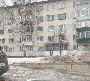 В Пензе на Суворова жильцы дома своевольно оборудовали парковку