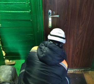 В Пензе двоим маленьким детям, закрытым в доме, понадобилась помощь спасателей