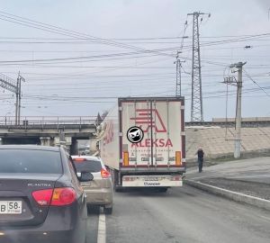 В Пензе "мост дураков" вновь "поймал" фуру