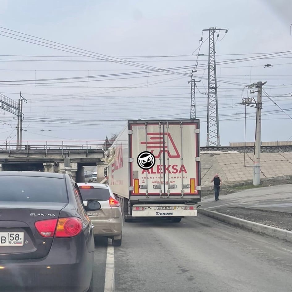 В Пензе "мост дураков" вновь "поймал" фуру