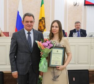 Валерий Лидин наградил волонтеров-медиков