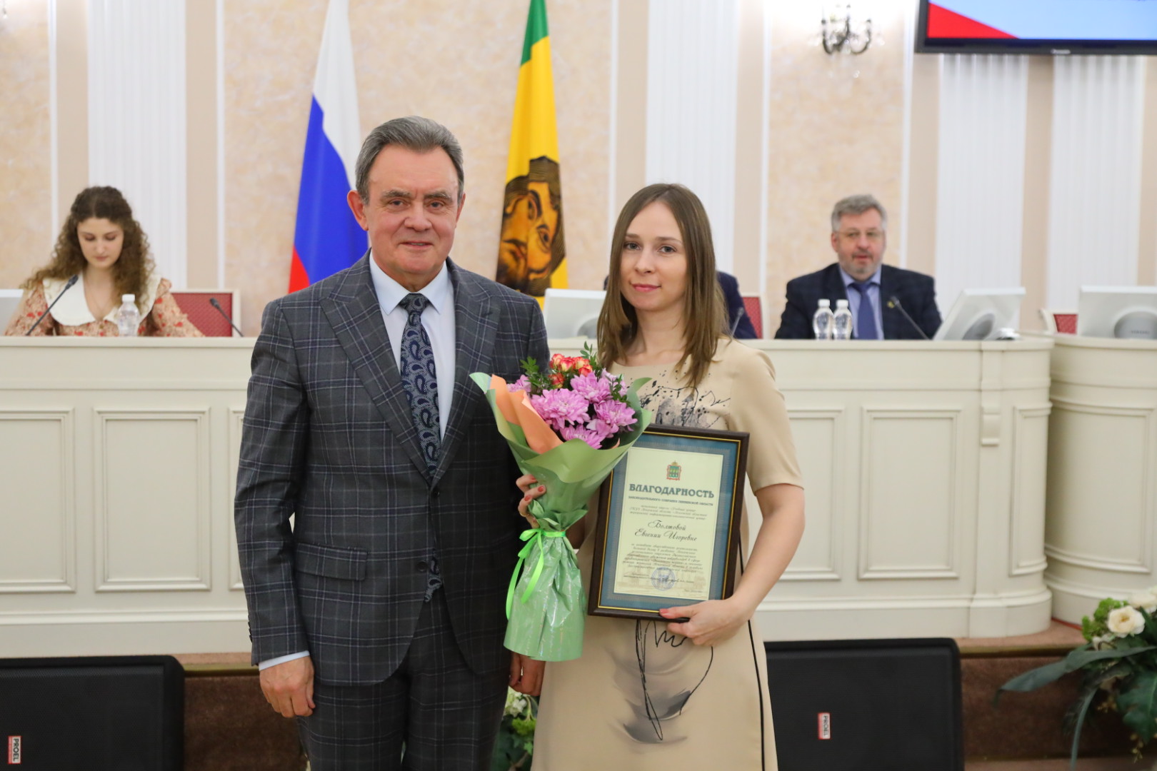 Валерий Лидин наградил волонтеров-медиков