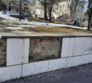 Пензячку возмутили отвалившиеся на пути к первой гимназии декоративные плиты