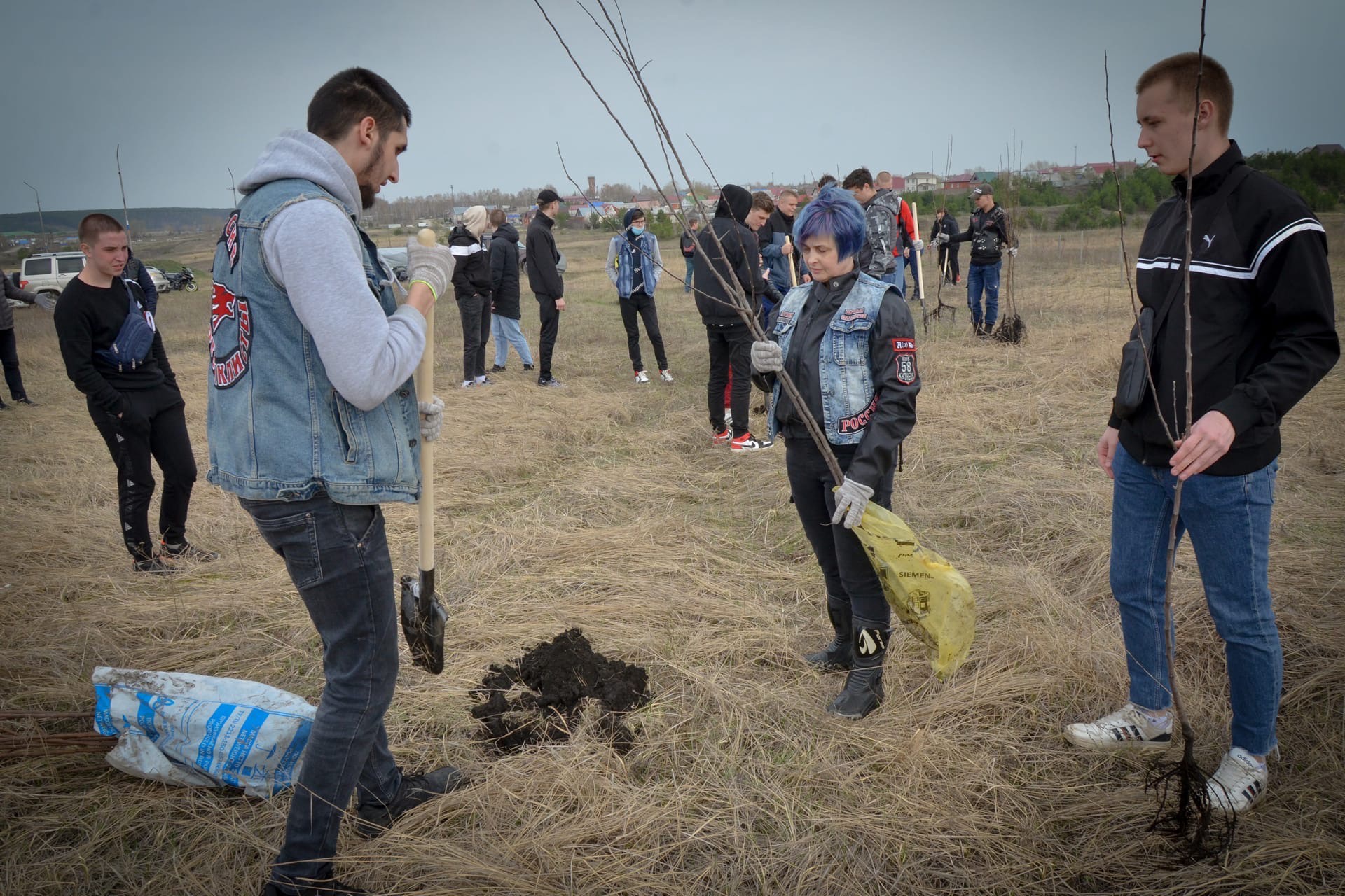 В Кузнецке на мотодроме высадили деревья
