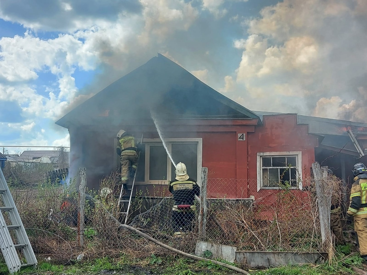 В Пензенском районе жители села помогли пожарным потушить 2 горящих дома