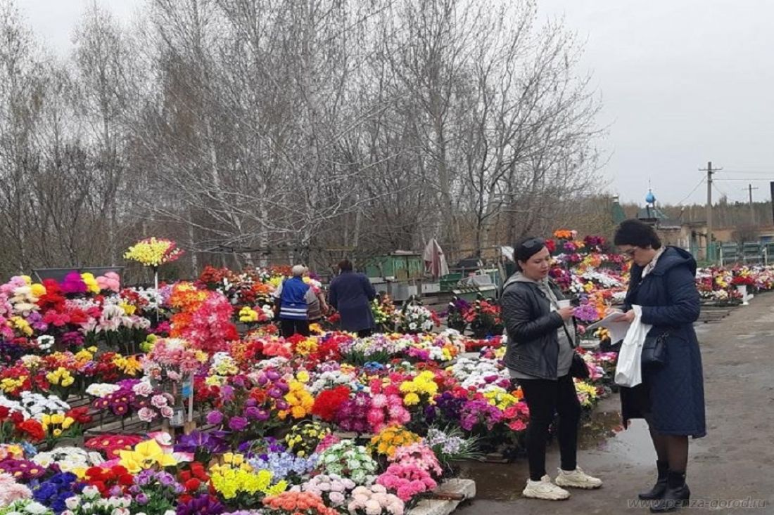 На пензенском кладбище выявили факт несанкционированной торговли цветами