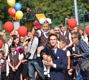 Выпускники попросили Олега Мельниченко изменить дату проведения «Последнего звонка»