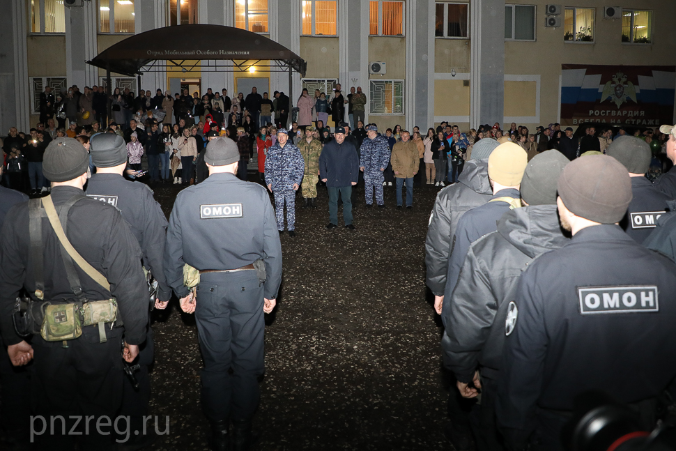 Олег Мельниченко встретил вернувшихся из Украины бойцов Росгвардии