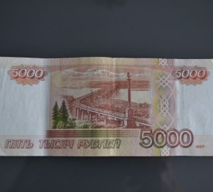 В Пензе мужчина пытался положить в банк фальшивую купюру