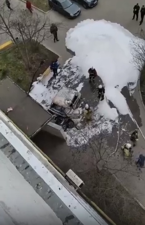 В Заречном у подъезда вспыхнул автомобиль