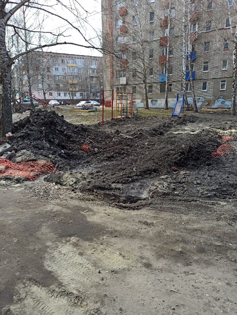 Жителям Ульяновской улицы пообещали вернуть благоустройство двора до 9 мая