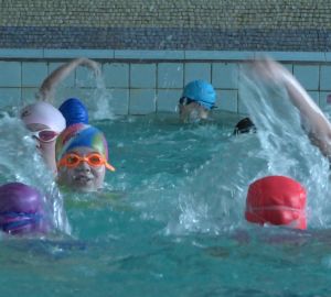 Кузнецкие школьники организовали массовый заплыв