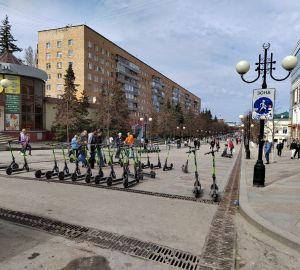 Центр Пензы оказался завален электросамокатами