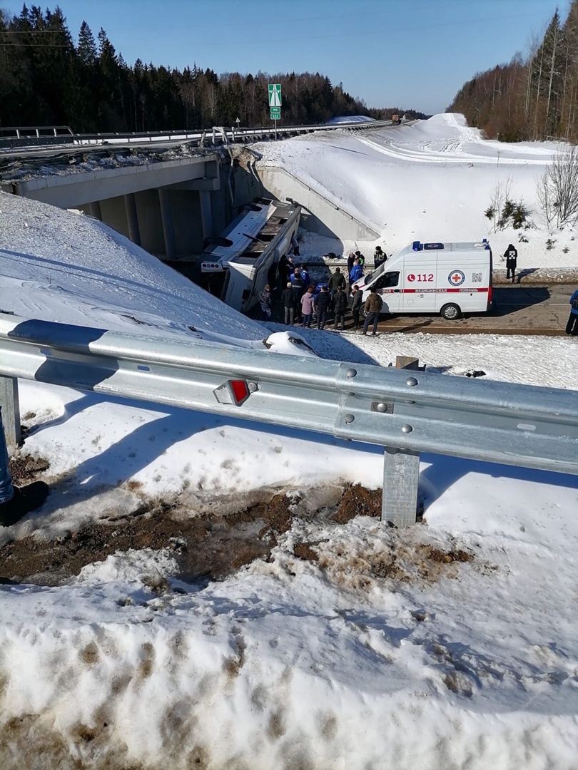 Страшное ЧП: рейсовый автобус упал с эстакады, погибли 2 человека