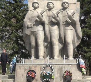 В Кузнецке школьники начали дежурить у огня Памяти