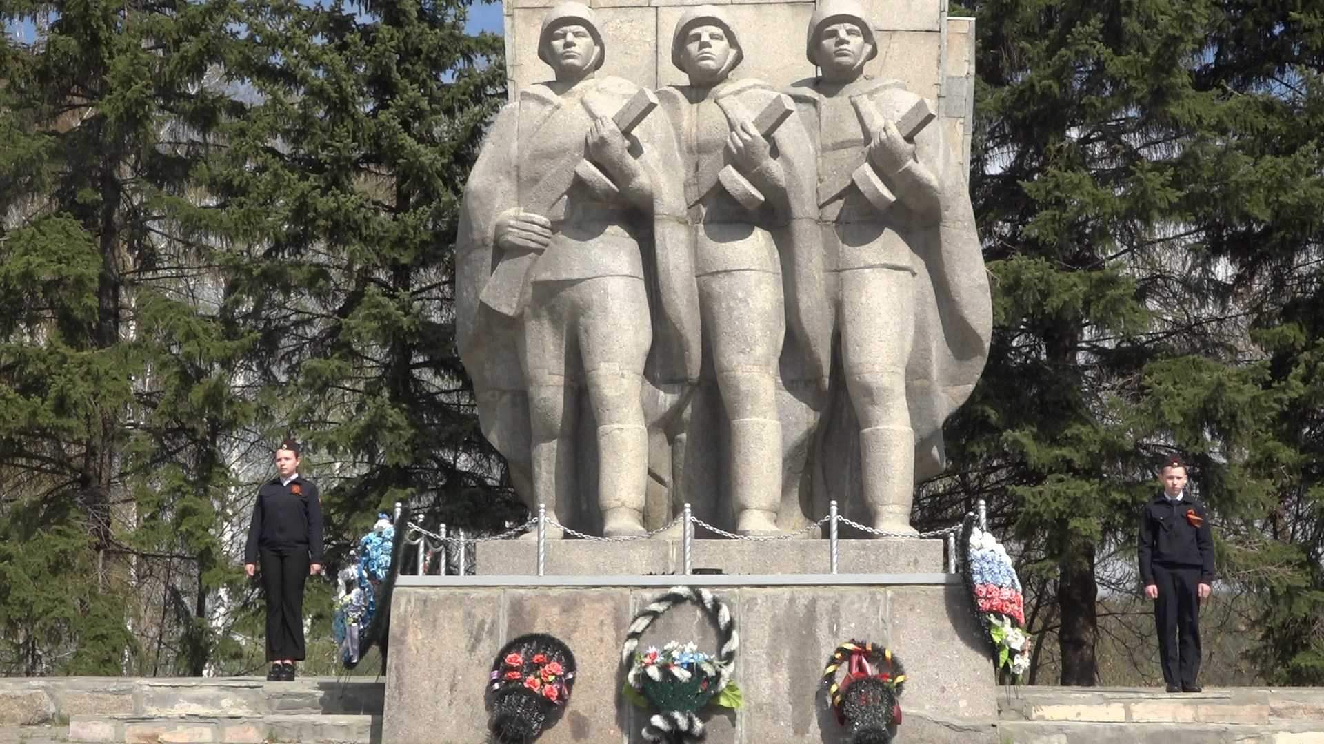 В Кузнецке школьники начали дежурить у огня Памяти