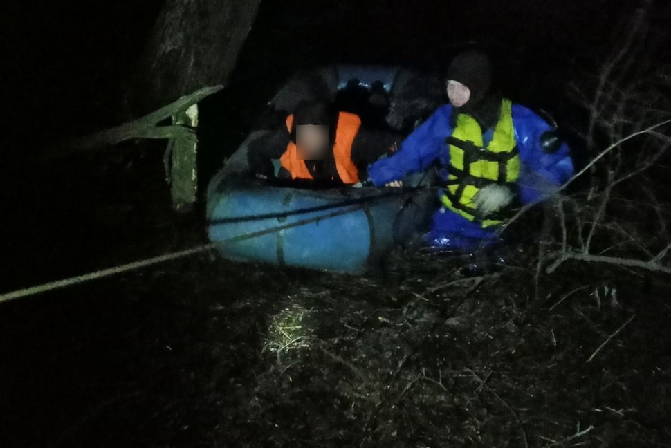 Житель Пензы «срезал» путь домой и застрял на затопленном острове