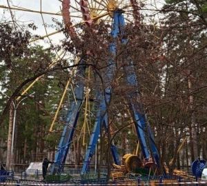 В Заречном рабочие приступили к демонтажу колеса обозрения