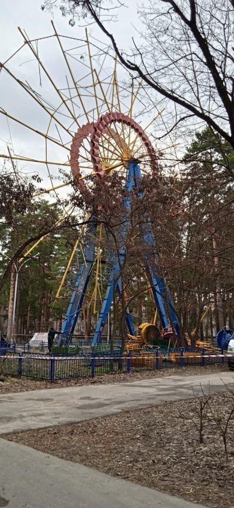 В Заречном рабочие приступили к демонтажу колеса обозрения