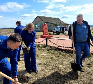 Сотрудники прокуратуры высадили аллею в одном из сел Кузнецкого района